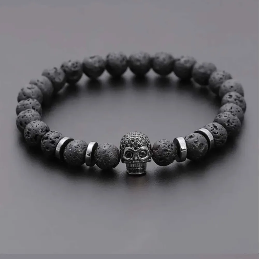 βραχιολι unisex με πέτρες απο λάβα και charm νεκροκεφαλή
