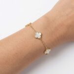 Clover βραχιόλι λευκό φίλντισι όψη χρυσό